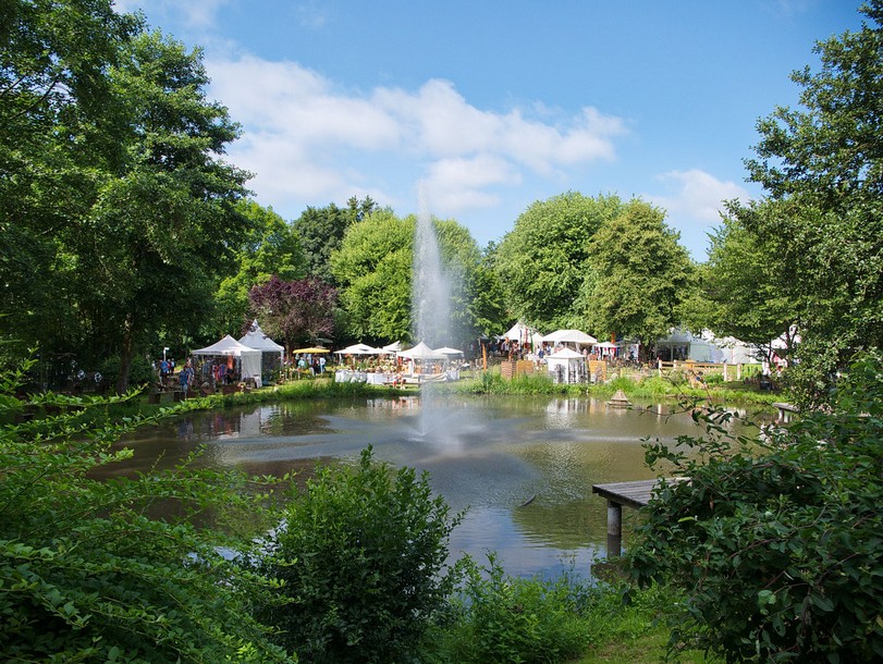 Stände um den Teich herum