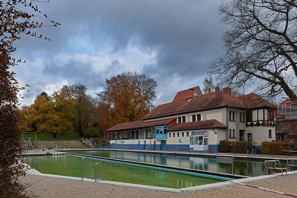Burgbad im Herbst